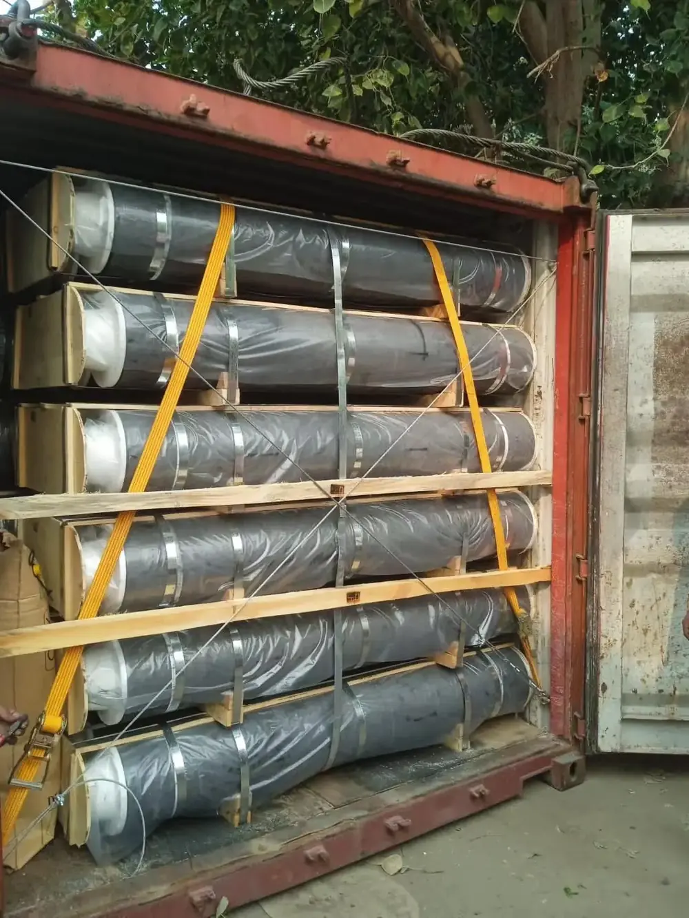 Loaded container with graphite electrodes